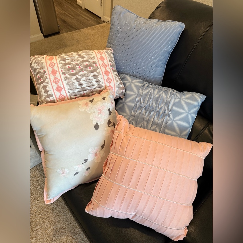 Set of Decorative Throw Pillows in Pink and Blue